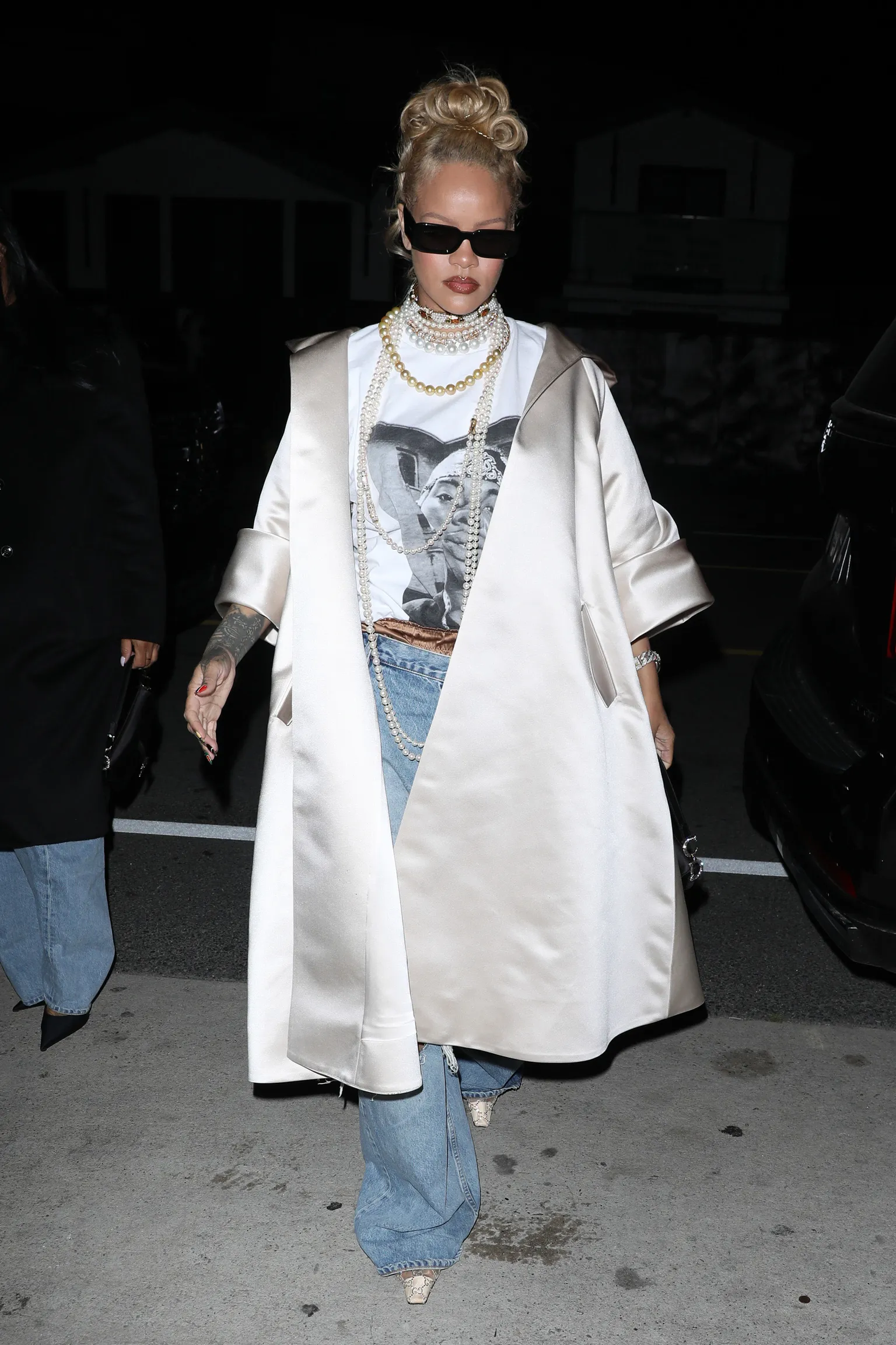 Rihanna  diện trench coat lụa trắng