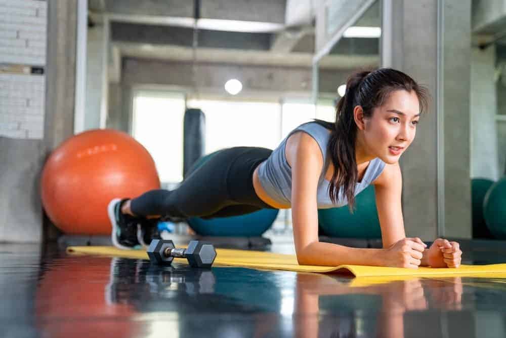 Giảm mỡ nách với động tác plank xoay hông