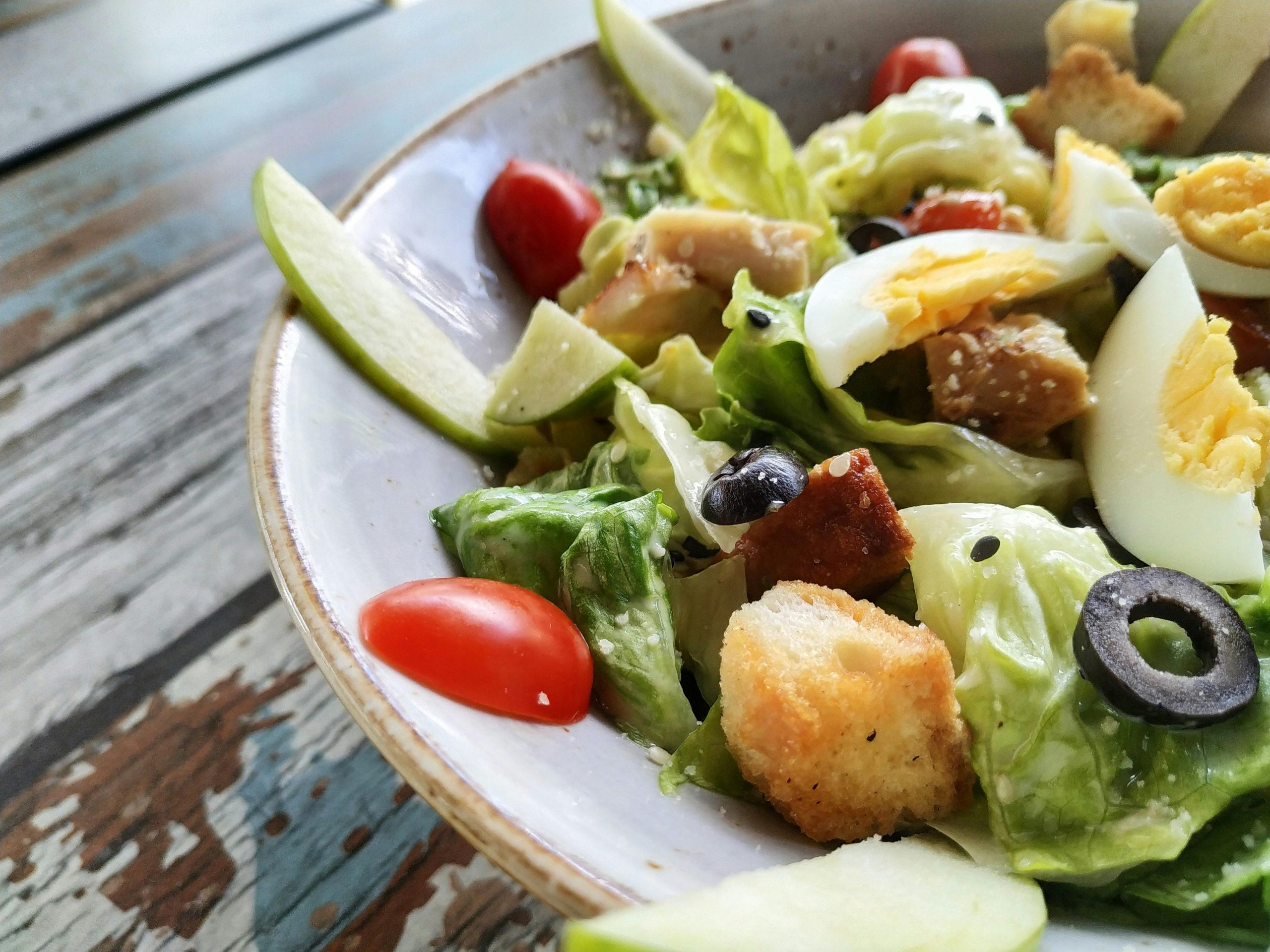 Salad trứng luộc, dưa leo và cà chua cho bữa sáng nhẹ bụng.