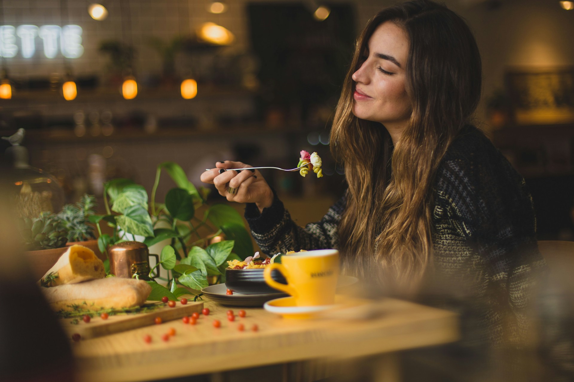 Cô gái ăn salad - chế độ ăn KetoX